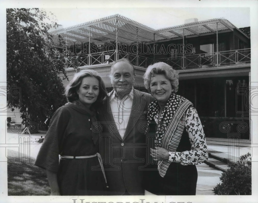 1977 Press Photo Barbara Walters, Bob Hope, Dolores Hope- Historic Images