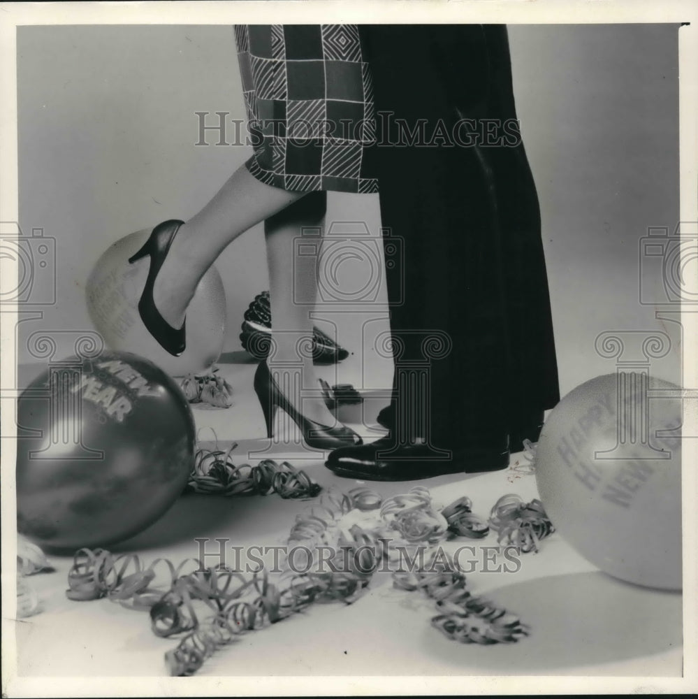 1983 Press Photo Milwaukeeans celebrate the new year in big hotels and clubs.
