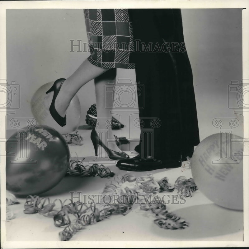 Load image into Gallery viewer, 1983 Press Photo Milwaukeeans celebrate the new year in big hotels and clubs.
