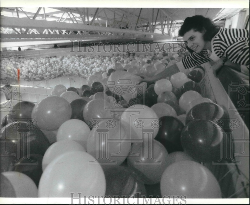 1991 Press Photo Karen Kumm puts balloons in nets for New Years Eve, Milwaukee- Historic Images