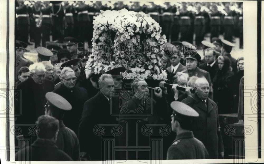 1976 Press Photo Andrei Grechkos remains carried to Kremlin Wall in Moscow, USSR- Historic Images