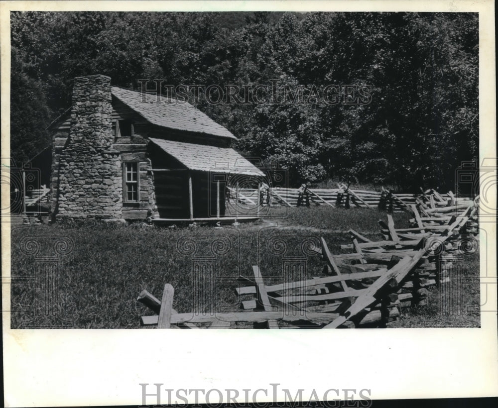 1982 Press Photo Great Smoky Mountain rustic cabin in Cades Cove Tennessee- Historic Images