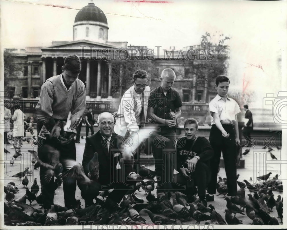 1963 Press Photo The Sentinel&#39;s top subscription salesmen fed pigeons in London- Historic Images