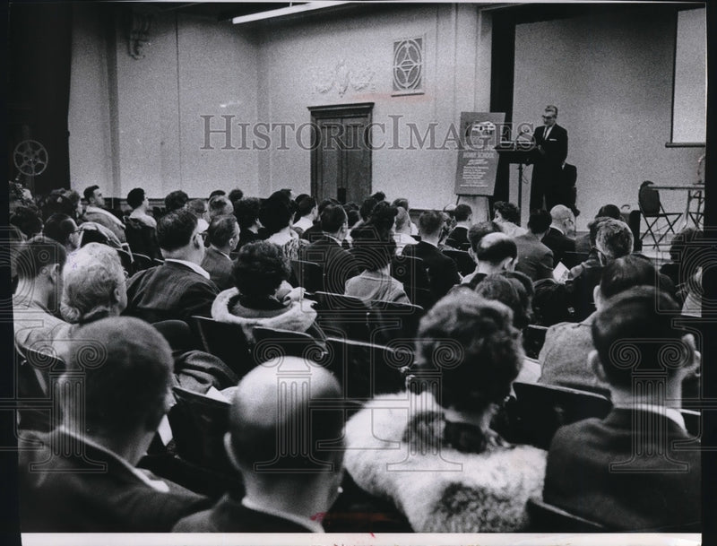 Load image into Gallery viewer, 1964 Press Photo Crowd at Juneau Hall in Milwaukee - mjb63655
