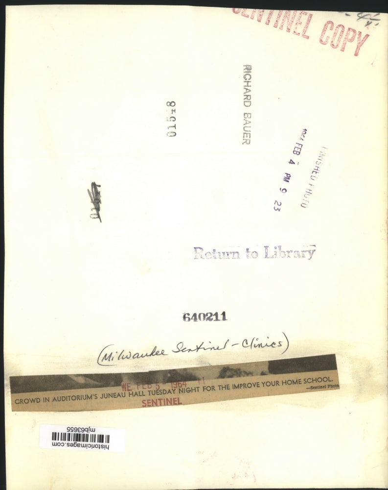 1964 Press Photo Crowd at Juneau Hall in Milwaukee - mjb63655