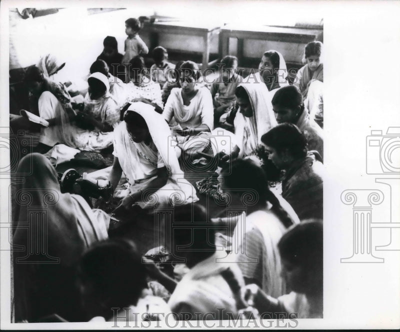 Load image into Gallery viewer, Press Photo Women learning to use sewing machines in India schools - mjb63666

