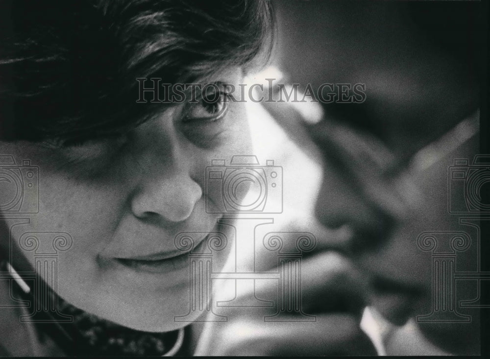 1989 Press Photo Luz Stella Moreno Checks a Patient&#39;s Ears, Milwaukee- Historic Images