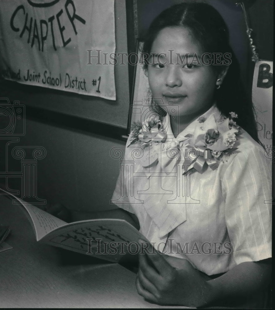 1985 Press Photo Pua Song, 14, Translates Folk Tales from Hmong Book, Milwaukee- Historic Images