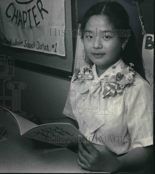 1985 Press Photo Pua Song, 14, Translates Folk Tales from Hmong Book, Milwaukee- Historic Images