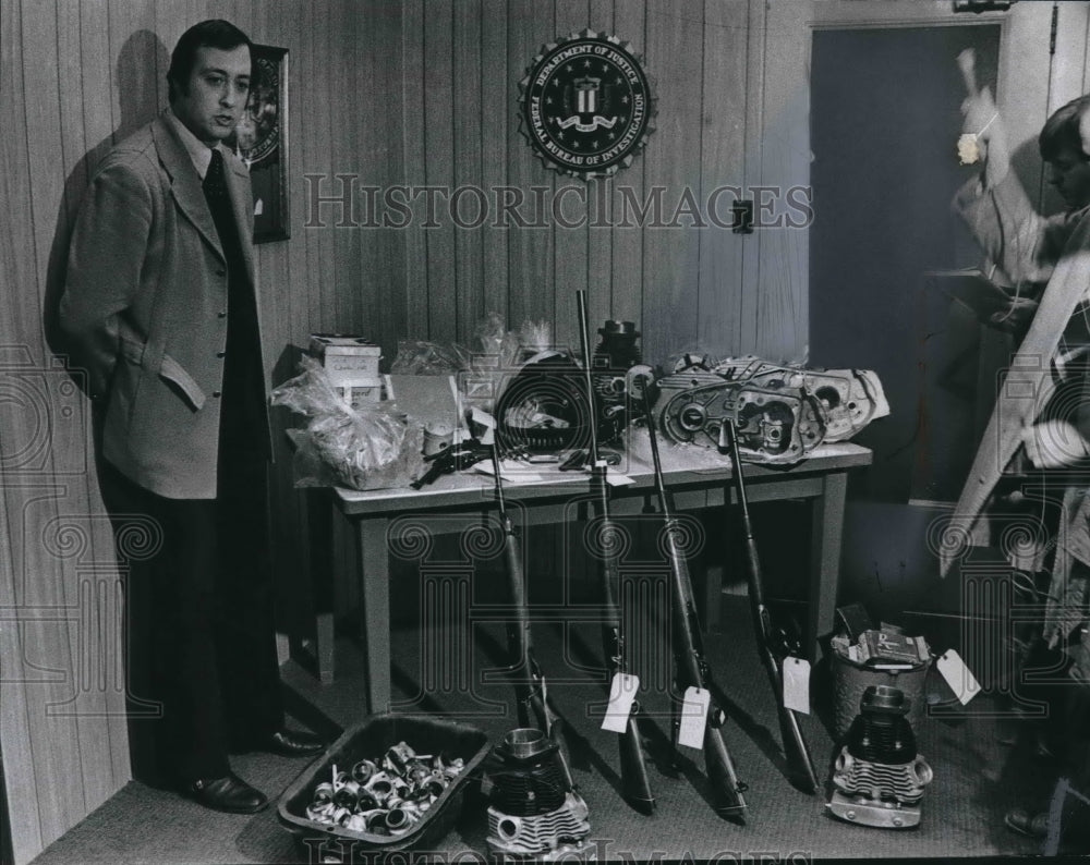 1974 Press Photo US Attorney D. Jeffrey Hirschberg with Stolen Items, Milwaukee- Historic Images