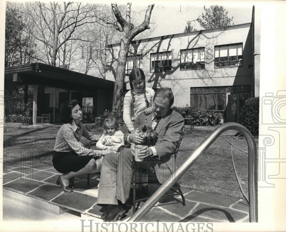 1975 Press Photo Roderick Hills and family, sitting at their pool, Washington.- Historic Images