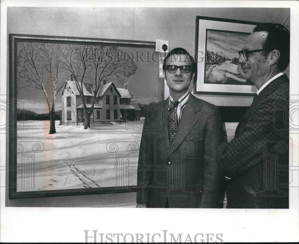 1972 Press Photo Robert Hase, Robert Gard view painting of Eli May house at show- Historic Images