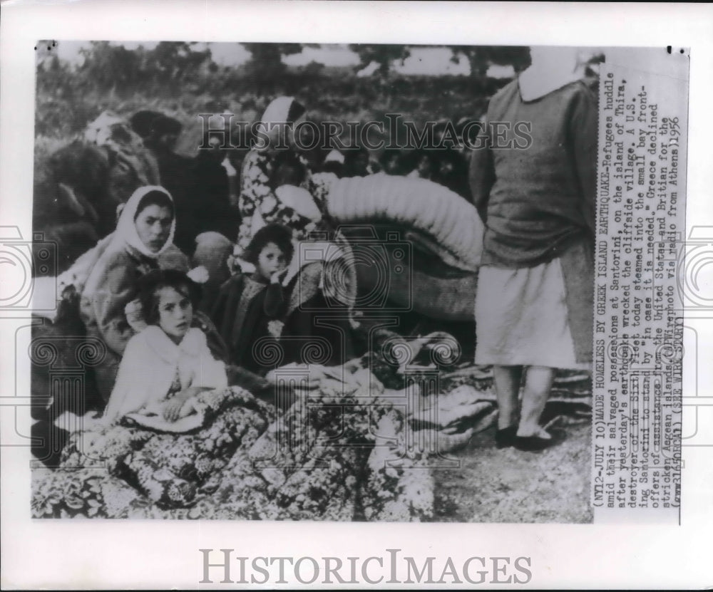 1956 Press Photo Homeless Family Following Greek Island Earthquake, Santorini