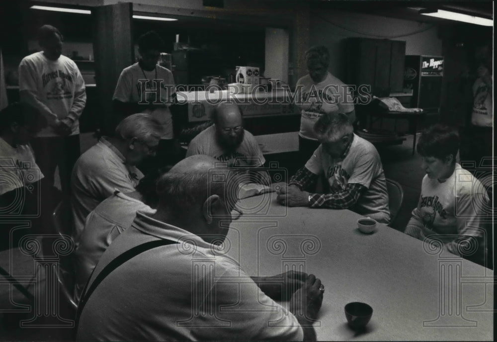 1991 Press Photo Dean Einerson and Harvest House volunteers in prayer- Historic Images