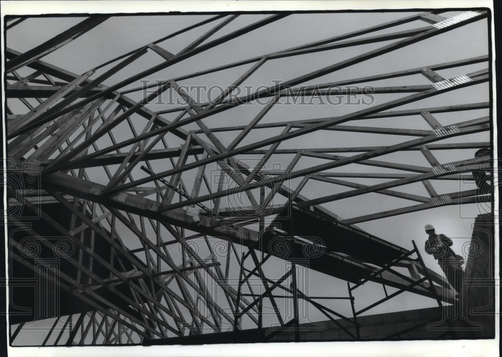 1994 Press Photo Roger Bogatzke working on roof in Oak Creek, Wisconsin
