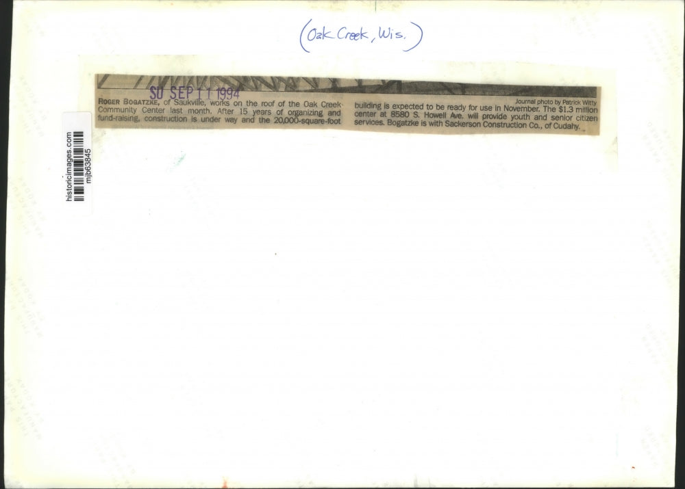 1994 Press Photo Roger Bogatzke working on roof in Oak Creek, Wisconsin