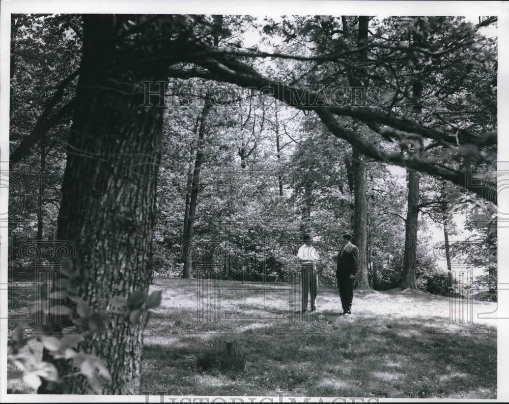 1974 Press Photo Oak Creek Mayor, D. Hermann, and landscape architect I. Heipel
