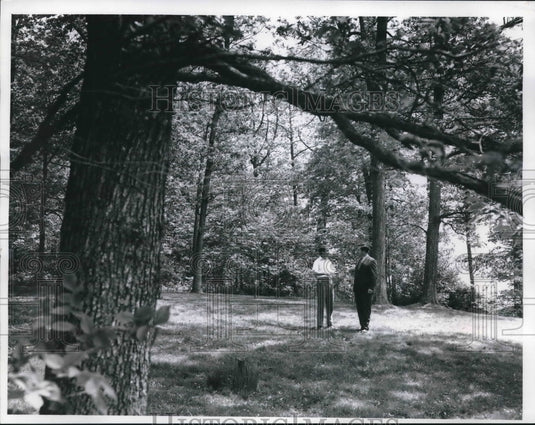 1974 Press Photo Oak Creek Mayor, D. Hermann, and landscape architect I. Heipel