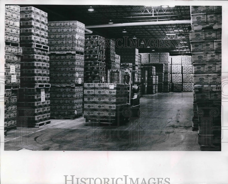 Load image into Gallery viewer, 1971 Press Photo George Means on forklift in Ocean Spray Cranberries warehouse

