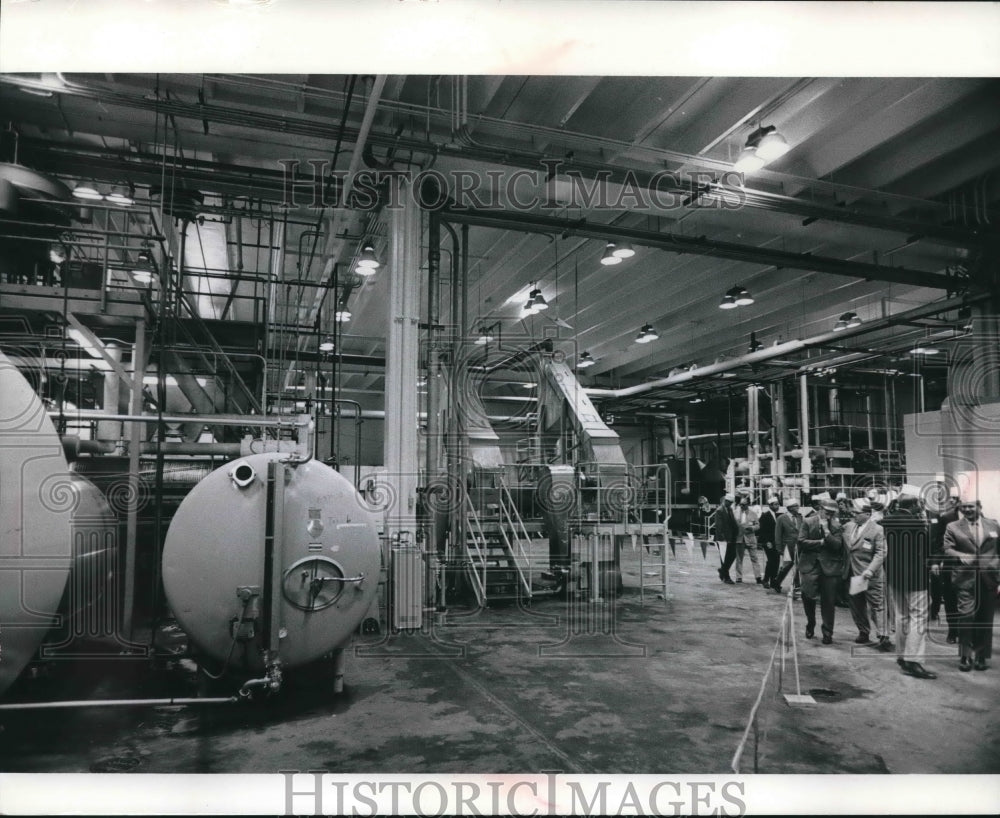 1971 Press Photo Company and community officials tour Ocean Spray plant, Kenosha- Historic Images