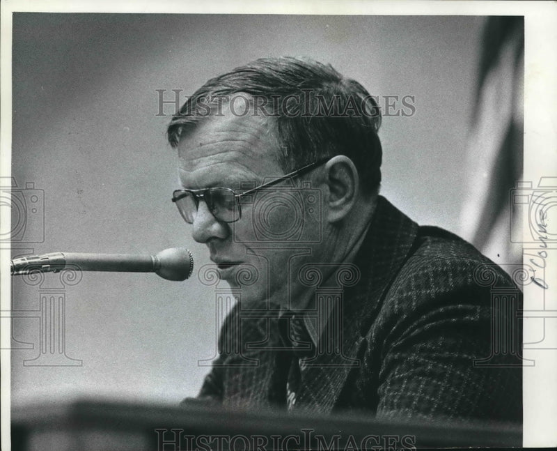 Load image into Gallery viewer, 1974 Press Photo Donald O'Connell Milwaukee School Board President - mjb63894
