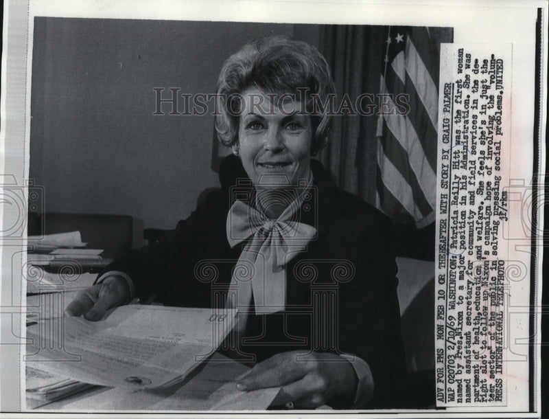Load image into Gallery viewer, 1969 Press Photo Patricia HItt, assistant secretary in Washington - mjb63922
