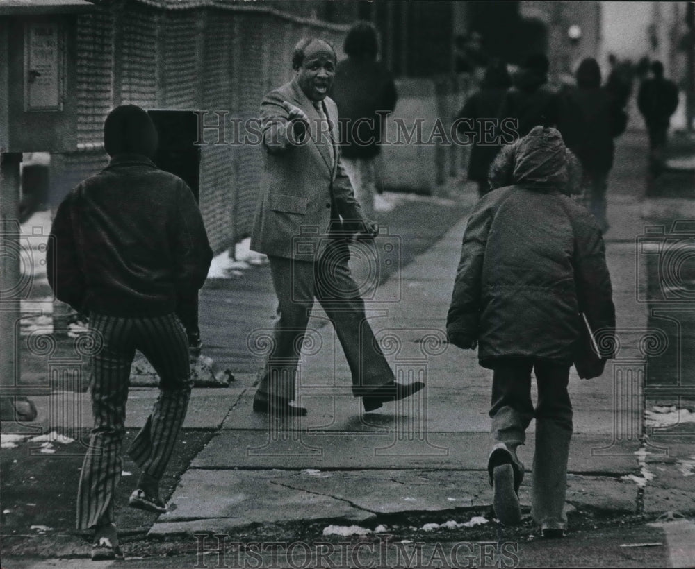 1976 Press Photo Principal of Wells Junior High School in Milwaukee, Wisconsin