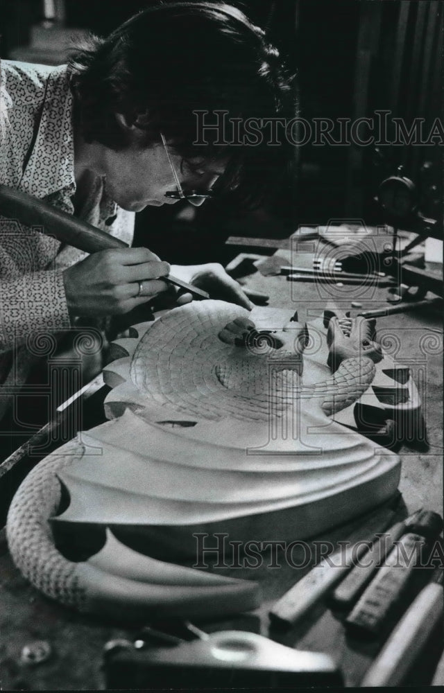 1983 Press Photo Paul Hiras working electric guitar in Cedarburg workshop- Historic Images