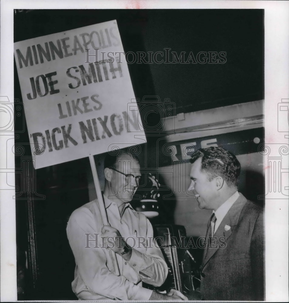 1956 Press Photo Vice President Richard Nixon stops campaign to meet Joe Smith