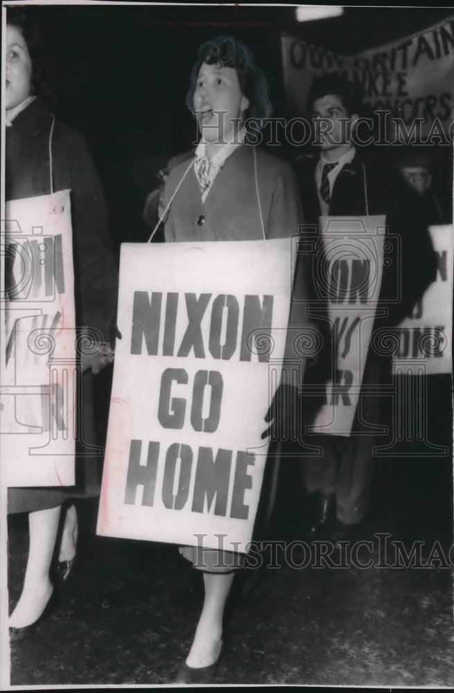 1958 Press Photo England, protestors in Piccadilly Circus over Richard Nixon