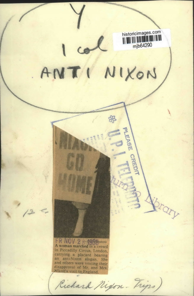 1958 Press Photo England, protestors in Piccadilly Circus over Richard Nixon