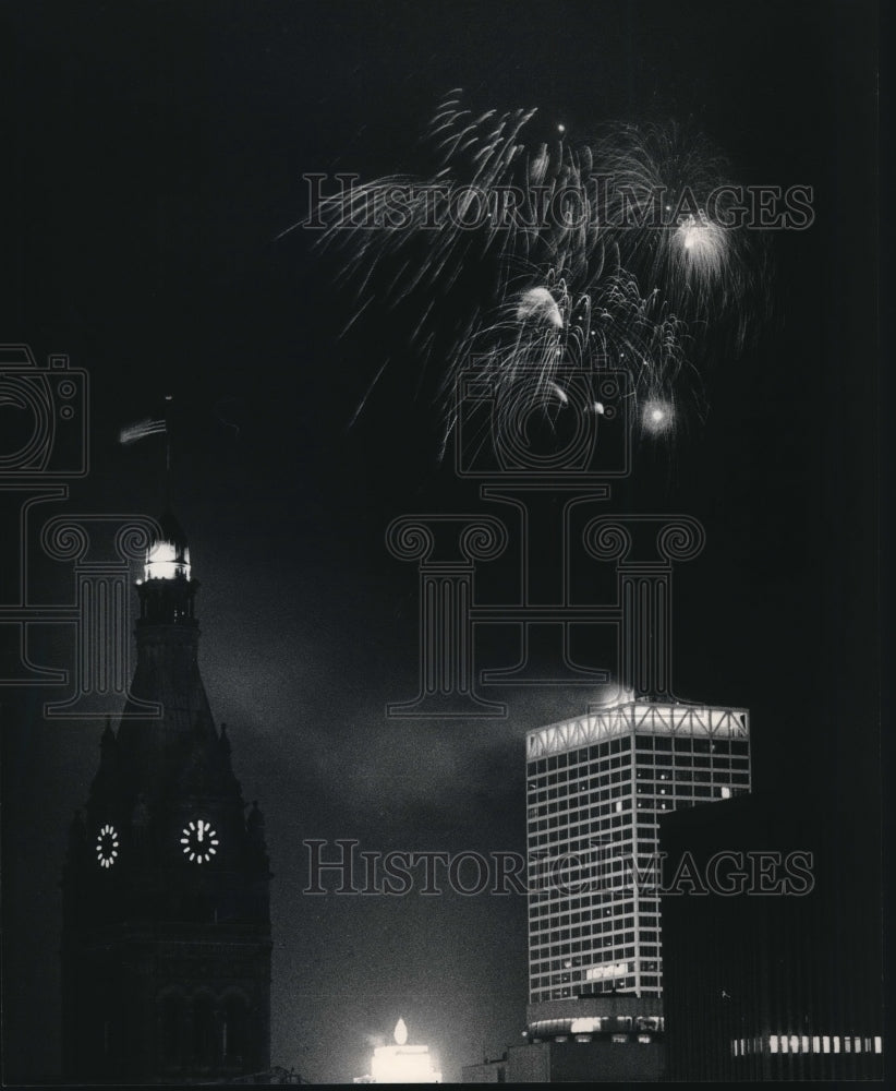 1987 Press Photo New Year&#39;s fireworks, Milwaukee, Wisconsin- Historic Images