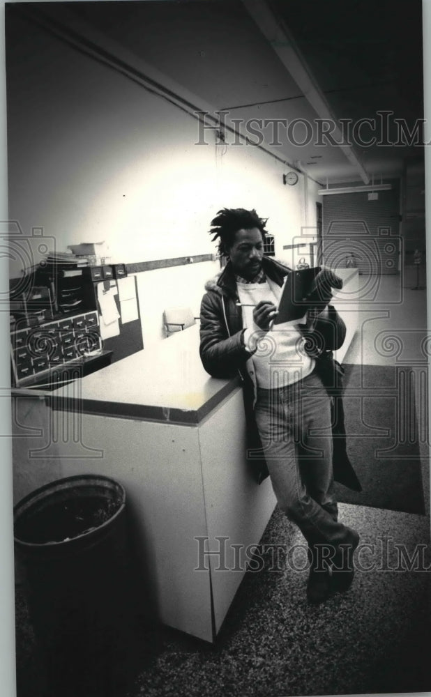 1986 Press Photo Amos Hughlett works on a song at Milwaukee Rescue Mission- Historic Images