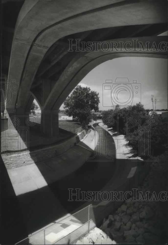 1994 Press Photo Menomonee River flows underneath Wisconsin Avenue in Milwaukee - Historic Images