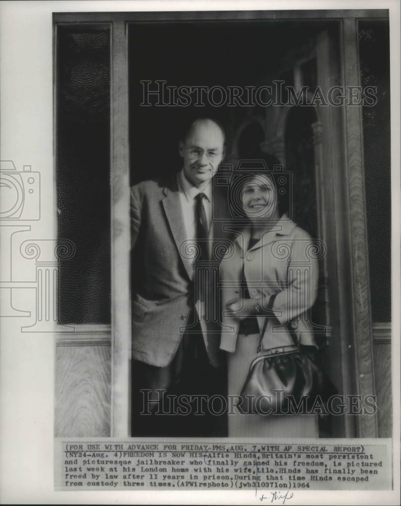 1964 Press Photo Jailbreaker Alfie Hinds with his wife Lila is release from jail- Historic Images