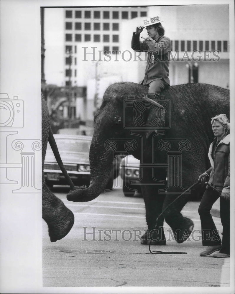 1972 Press Photo Martin Hintz on a Ringling Brothers, Barnum, Bailey elephant