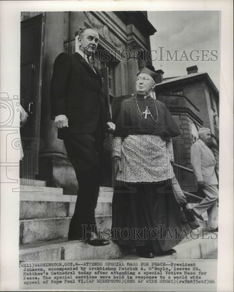Load image into Gallery viewer, 1966 Press Photo President Johnson with Archbishop Patrick O'Boyle at Peace Mass
