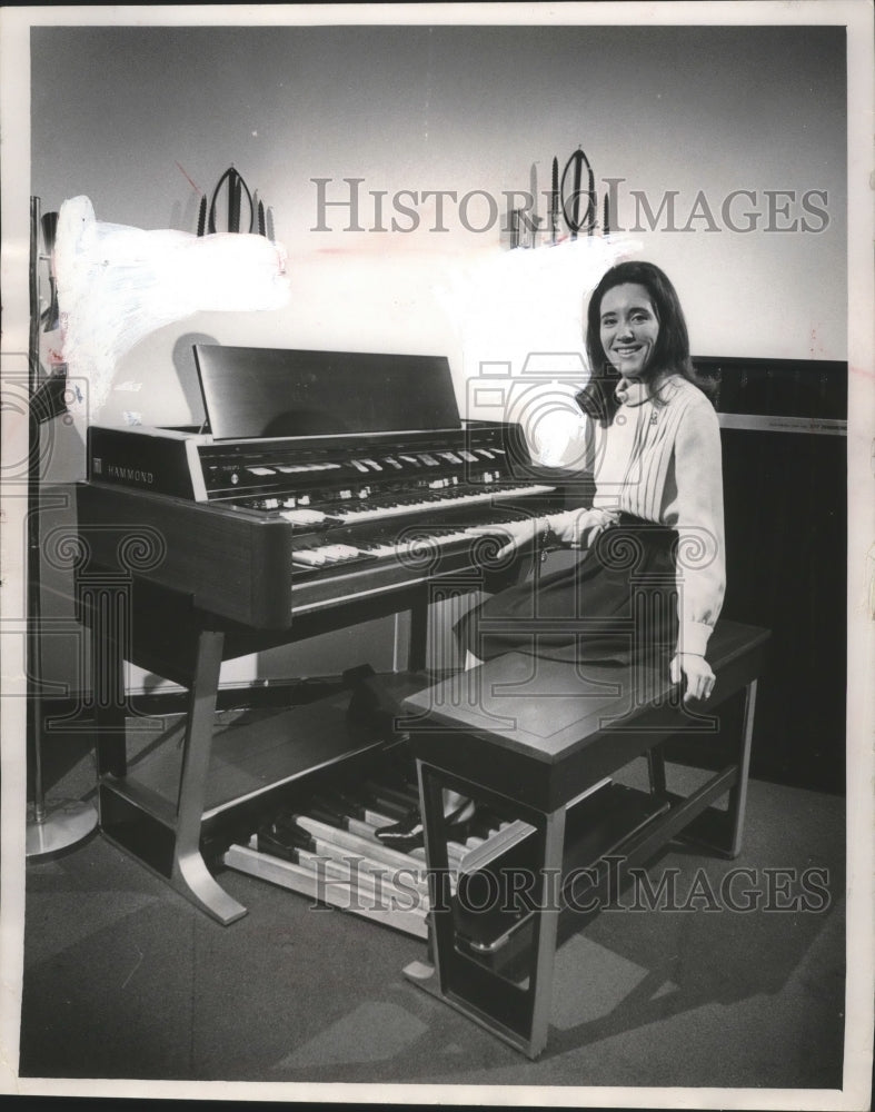 1969 Press Photo Mrs. Peter Hinrichs Co-Chairman New Dimensions Ball with Organ- Historic Images