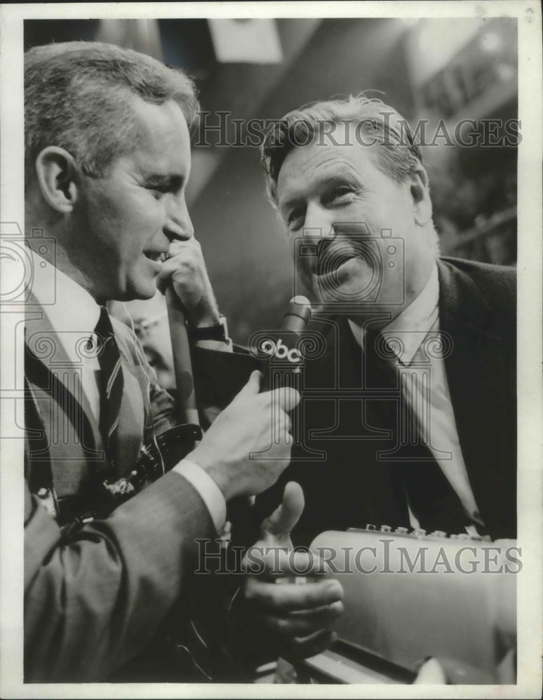 1968 Press Photo Anchorman Frank Reynolds Interviews Governor Nelson Rockefeller