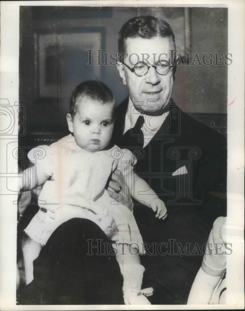 Load image into Gallery viewer, 1964 Press Photo Princess Anne-Marie sits on grandfathers knee of King Gustav VI
