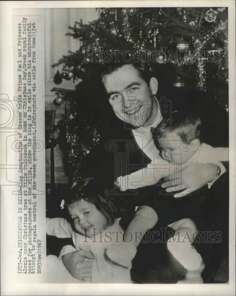 1967 Press Photo King Constantine and kid&#39;s in front of Christmas tree in Rome- Historic Images