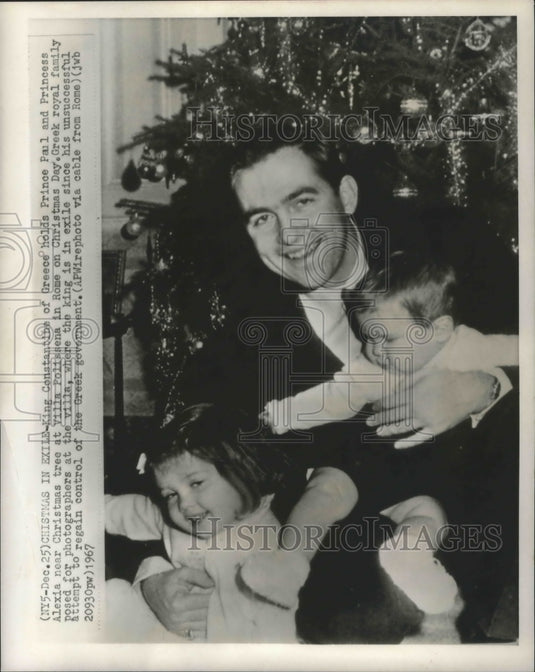 1967 Press Photo King Constantine and kid's in front of Christmas tree in Rome- Historic Images