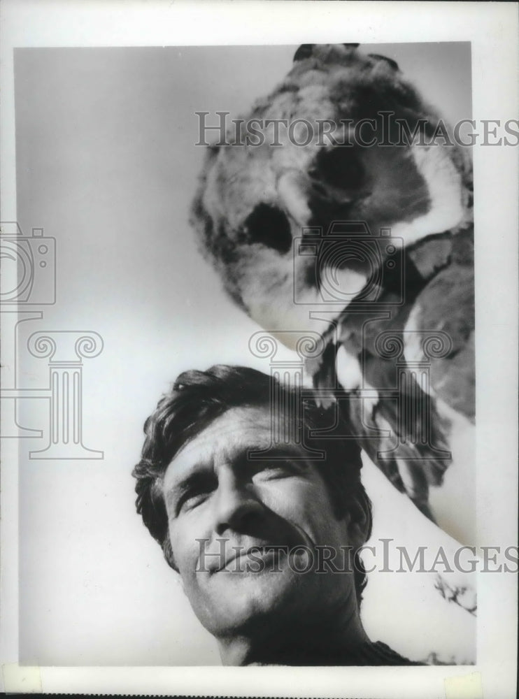1971 Press Photo Hugh O'Brian and owl - mjb64865