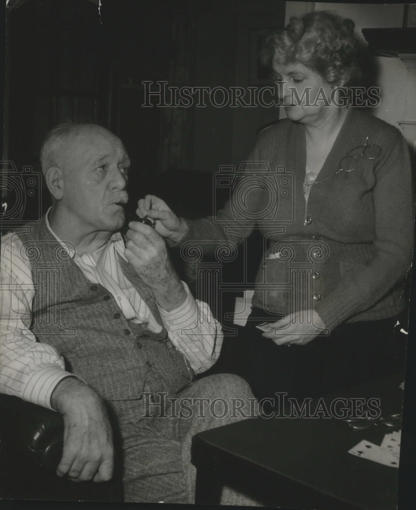 1943 Press Photo Walter S. Goodland and wife, Milwaukee - mjb64902
