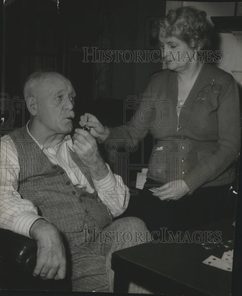 Load image into Gallery viewer, 1943 Press Photo Walter S. Goodland and wife, Milwaukee - mjb64902
