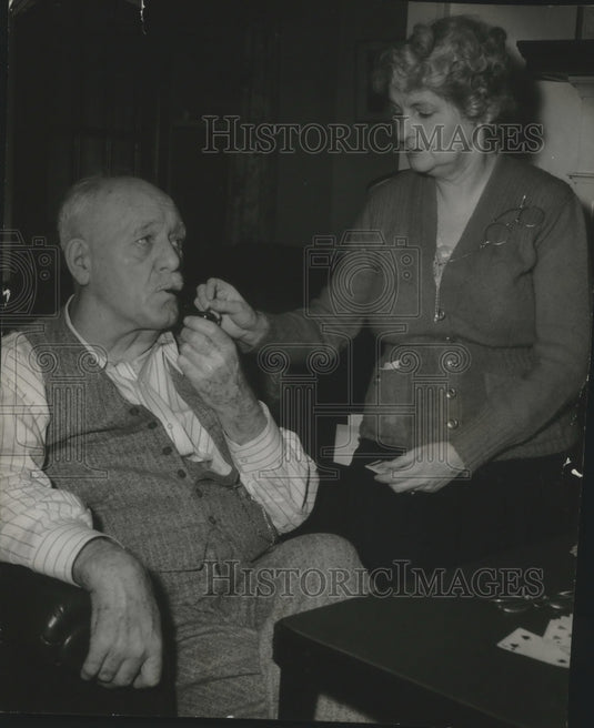 1943 Press Photo Walter S. Goodland and wife, Milwaukee - mjb64902
