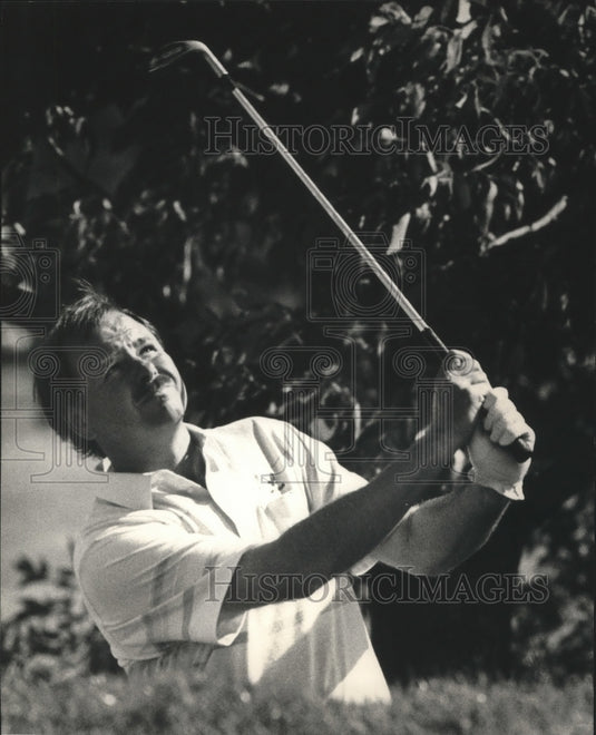 1988 Press Photo Dave Barr playing golf at Greater Milwaukee Open. Sports- Historic Images