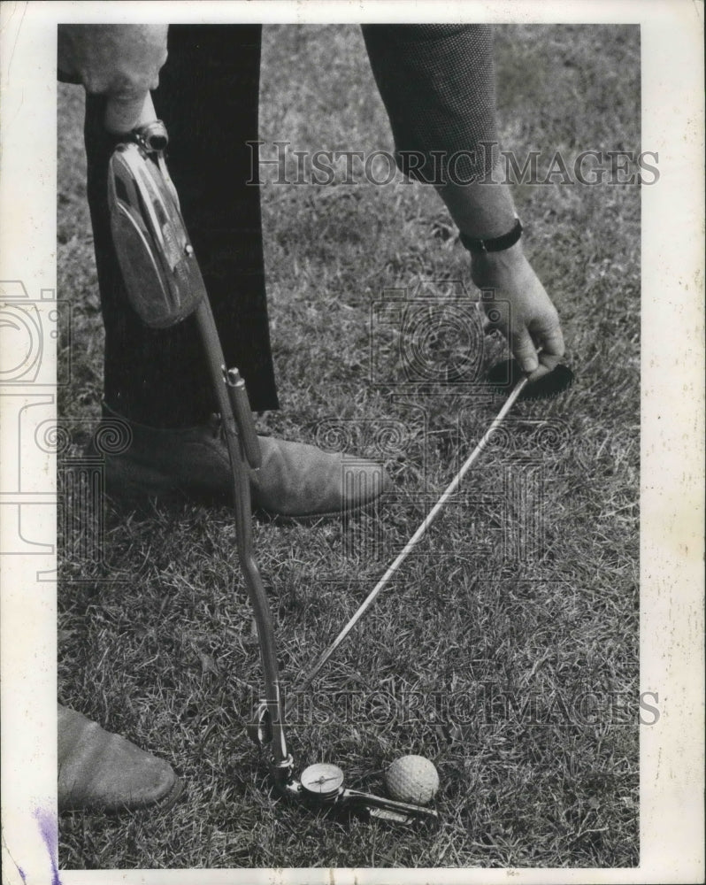 Load image into Gallery viewer, 1963 Press Photo Man measuring length of golf with Fun Putter at Milwaukee sport
