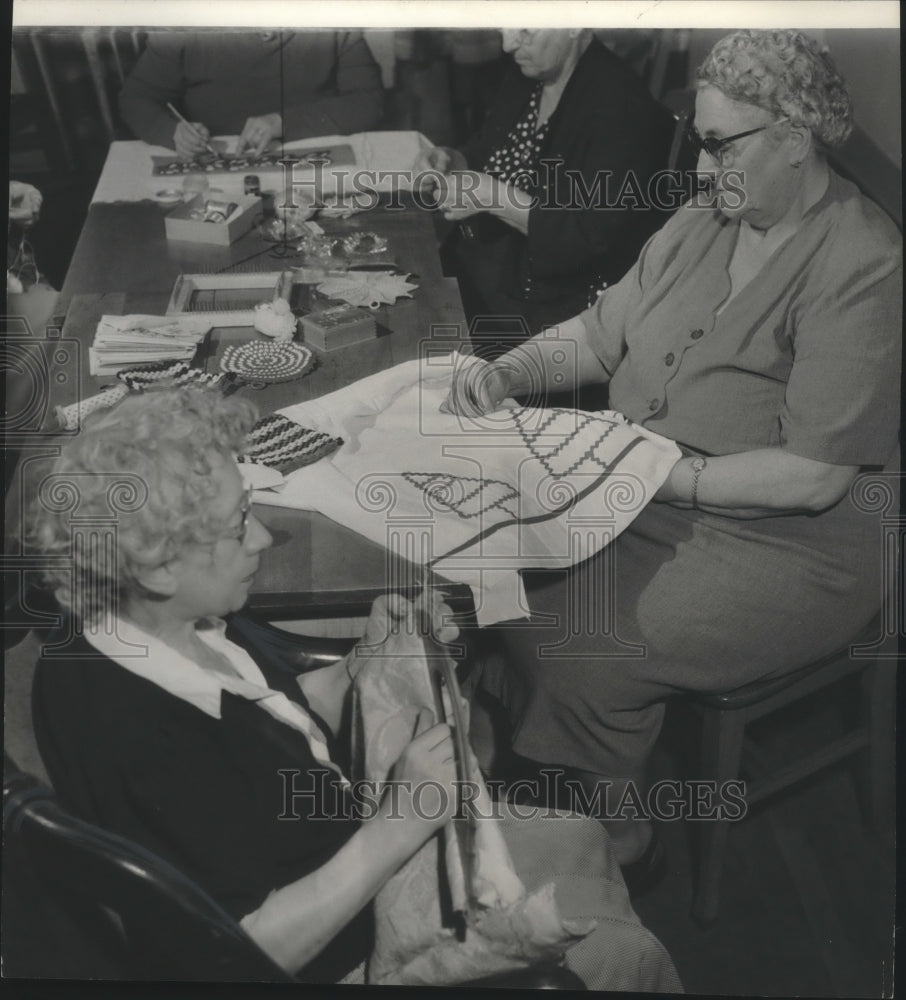 1957 Press Photo Members of Golden Age club make Christmas gifts - mjb65057