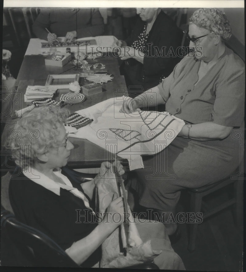 Load image into Gallery viewer, 1957 Press Photo Members of Golden Age club make Christmas gifts - mjb65057
